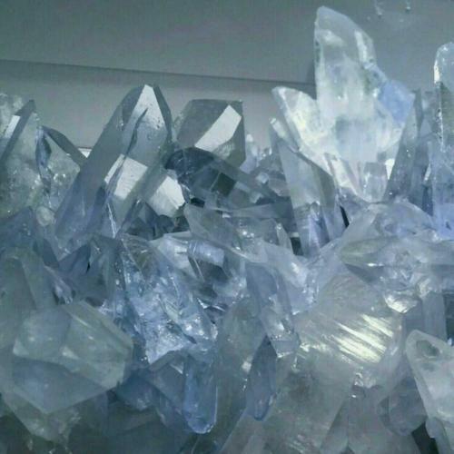  هی دلمو میشکنی رو لبام اما هنوزم اسمتو میشنوی